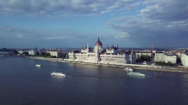 Vídeo Aéreo Del Edificio Del Parlamento Húngaro Situado Centro Turístico — Vídeo de stock