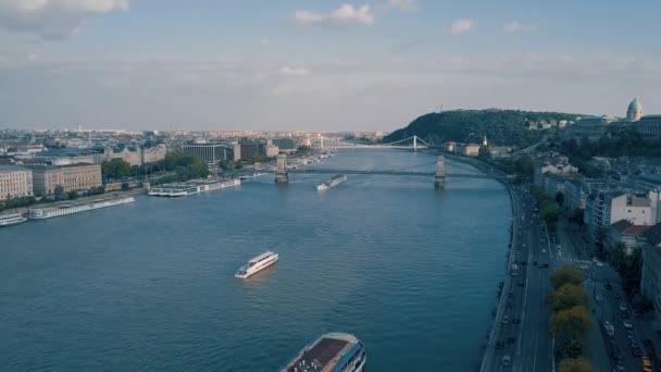 Drohnenvideo Des Ungarischen Parlamentsgebäudes Touristischen Zentrum Von Budapest Touristenschiffe Auf — Stockvideo