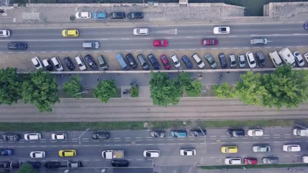 Budapeşte Şehir Merkezinde Park Halindeki Arabaların Hava Aracı Görüntüleri Bahar — Stok video