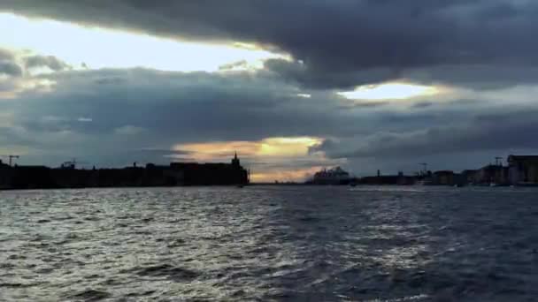 Сонце Світить Після Бурі Прекрасній Венеціанській Лагуні Знятій Навесні Сезонно — стокове відео