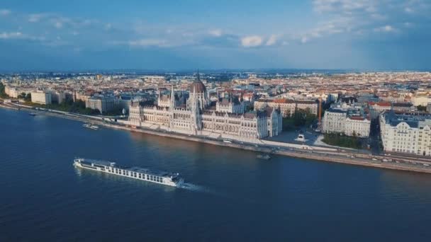 Vídeo Aéreo Del Edificio Del Parlamento Húngaro Situado Centro Turístico — Vídeo de stock