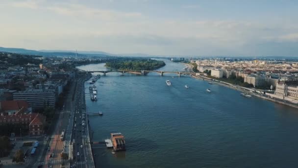 Vídeo Aéreo Del Edificio Del Parlamento Húngaro Situado Centro Turístico — Vídeo de stock