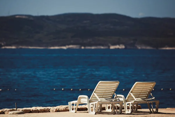 Two Comfortable White Sunbeds Beach Vibrant Blue Sea Background Keep — Stock Photo, Image