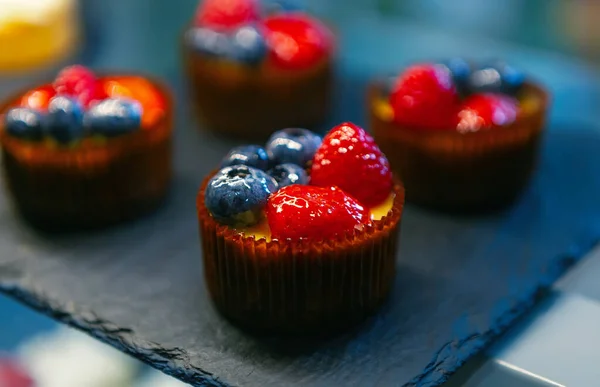Cupcakes Com Mirtilos Morangos Armazenados Geladeira Café Deliciosa Comida Sobremesa — Fotografia de Stock