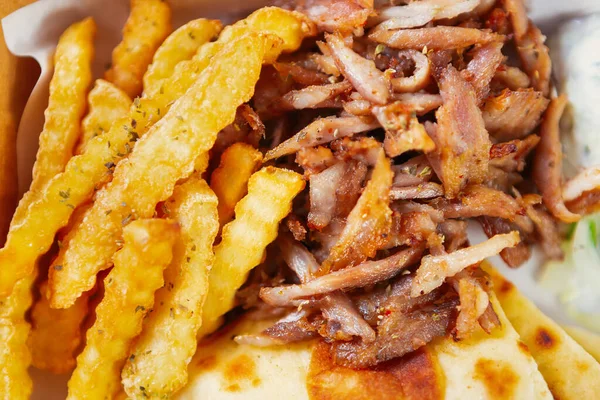 Patatine Fritte Carne Souvlaki Primo Piano Delizioso Piatto Greco Fastfood — Foto Stock