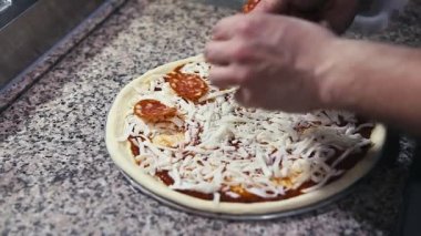 Aşçı mutfakta İtalyan pizzası hazırladı.