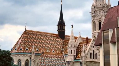 BUDAPEST, HUNGARY - 7 Mayıs 2019: Budapeşte 'nin tarihi merkezinde balıkçı kalesi, baharda çekilen ünlü turizm merkezi