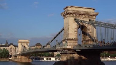 Chain Köprüsü, Budapeşte 'nin tarihi merkezindeki ünlü Macar simgesi. İngiliz mühendis William Tierney Clark tarafından 1840 yılında tasarlandı ve İskoç mühendis Adam Clark tarafından inşa edildi.