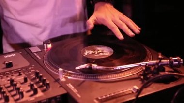 KYIV-10 OCTOBER, 2019: Hip hop dj retro analog turntable üzerindeki vinil plakları çiziyor. Profesyonel disk jokey ses ekipmanları - Teknik SL 1210 turntable & Rane TTM ses karıştırıcı 