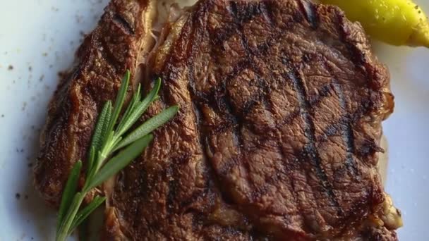 Grilovaný Steak Večeři Restauraci Lahodné Hovězí Maso Vařené Grilu Podávané — Stock video