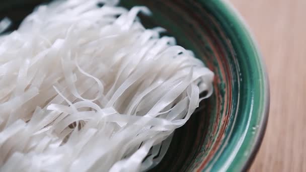 セラミックボウルで調理されたスパイス ハーブでアジアの麺スープ 東洋のカフェで朝食の食事のためのチキンスープで調製おいしい麺 アジアの伝統的なスパイシーな料理 — ストック動画