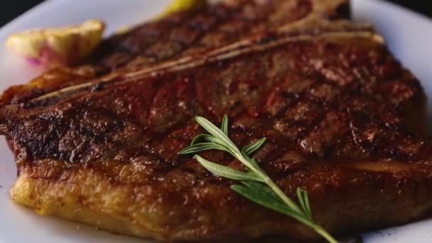 Grillad Biff Till Middag Restaurang Läckert Nötkött Kött Tillagat Grill — Stockvideo