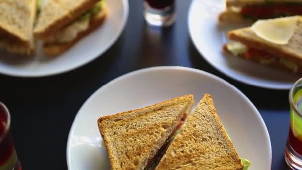 Клубний Бутерброд Курячим Ясом Подається Білій Тарілці Кафе Смачна Закуска — стокове відео