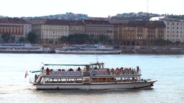 Budapest Hungary May 2019 Туристичний Човен Який Риє Дунаї Поблизу — стокове відео