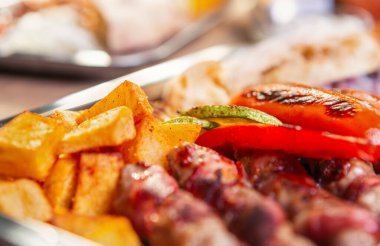 Sırp restoranında ızgarada kıyılmış et, fırında patates ve sebzeler servis ediliyor. Yakın mesafede lezzetli Akdeniz fast food 'u. Geleneksel tarifle pişirilmiş lezzetli cevapcici kebaplar ve patates kızartmaları. 