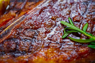 Lokantada ızgarada pişmiş az pişmiş biftek, taze biberiyeyle servis edilmiş biftek. Akşam yemeğinde ızgara yapılmış lezzetli biftek. BBC tavasında kızartılmış domuz eti.