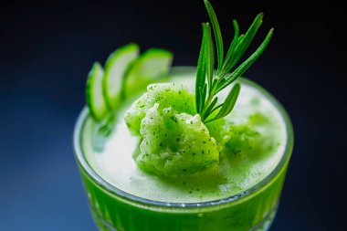 Barda servis edilen taze yeşil salatalıklı biberiye kokteyli.