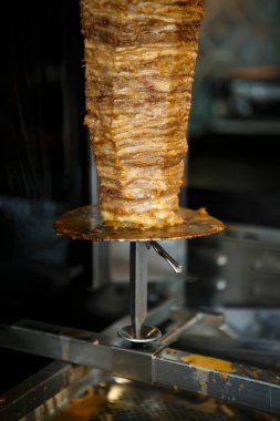 Bir parça peynirle sıcak çikolata barına yaklaş.