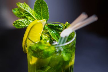Küba mojito 'sunu rom, nane yaprağı, limonlu soda ve bardakla tazelemek. 