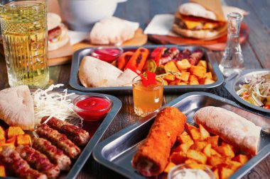 Sebian restoranında akşam yemeğinde rakija 'nın alkollü içki shot' ı veriliyor. Kıymalı et ızgarasında Akdeniz kafeteryasında fırında patates ve pita ekmeği servis ediliyor. Sırbistan 'ın lezzetli doğal mutfağının tadını çıkarın. 