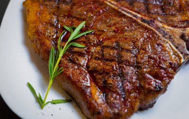 Et lokantasında ızgarada pişmiş lezzetli biftek.