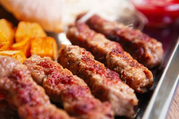 Grillowane Mięso Kebab Serwowane Restauracji Fast Food Płytki Pyszne Serbskie — Zdjęcie stockowe