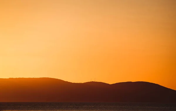 Χρυσό Ηλιοβασίλεμα Στο Croatia Sun Κατεβαίνει Πάνω Στα Βουνά Στον — Φωτογραφία Αρχείου