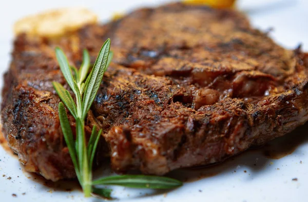 肉料理店で夕食のためにグリルで調理された中希少牛ステーキ おいしい豚肉肉カツグリル ローズマリーハーブで食べるために準備されたステーキのグルメピース — ストック写真