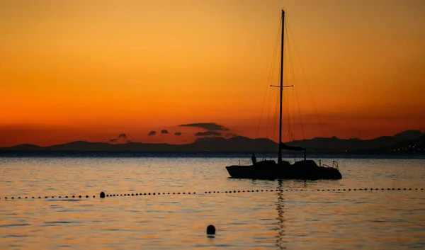 Small Rental Yacht Drifts Adriatic Sea Sunset Beautiful Evening Seaside — Stock Photo, Image