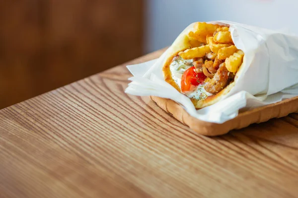 Gyros Sandwich Смаженим Ясом Tzatziki Sauce Картопля Фрі Загорнуті Paper — стокове фото