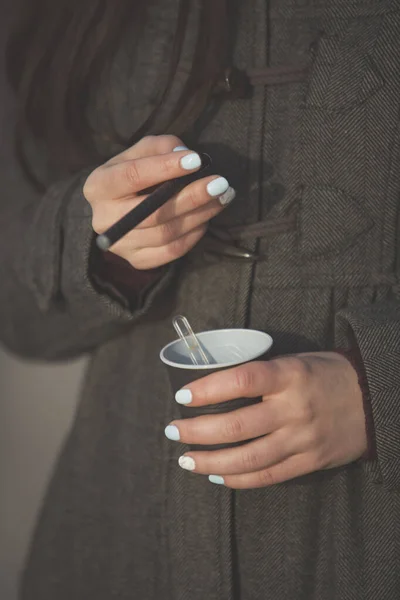 Γυναίκα Που Κρατάει Ένα Φλιτζάνι Καφέ — Φωτογραφία Αρχείου