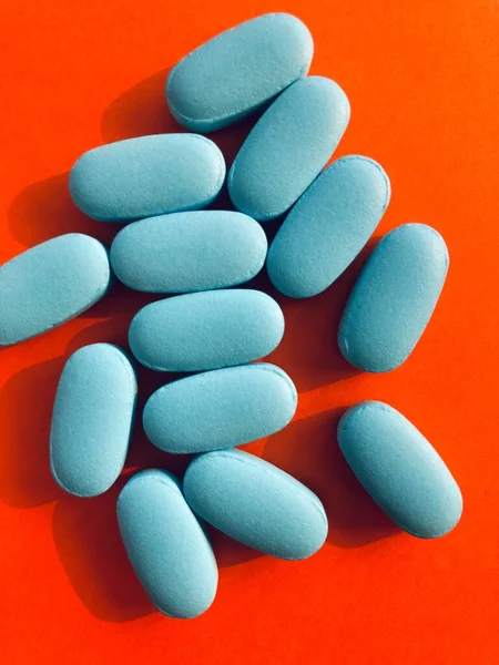 Pillole Sullo Sfondo Rosso — Foto Stock