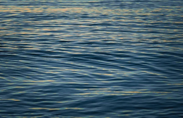 Piękny Zachód Słońca Wodzie Oceanu Światło Słoneczne Odbija Się Morzu — Zdjęcie stockowe