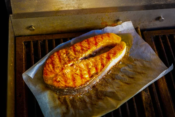 식당에서 스테이크 양피지에 맛있는 요리뜨거운 팬에서 기름으로 식사로 요리되고 있습니다 — 스톡 사진