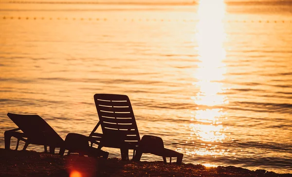 Bekväma Solstolar Stranden Vid Solnedgången Golden Hour Lighting Travel Destination — Stockfoto