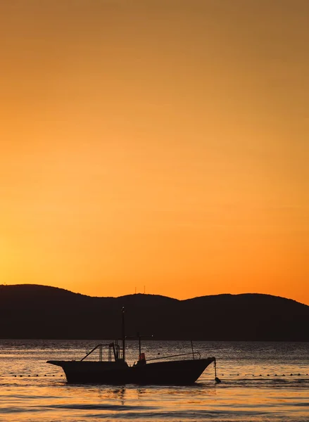 クロアチアの美しい夕日夏の休暇のクルーズのためのレンタルヨットは 遠くの島へ 観光客のための人気の旅行先 スキューバダイビングツアーで休暇をお楽しみください — ストック写真