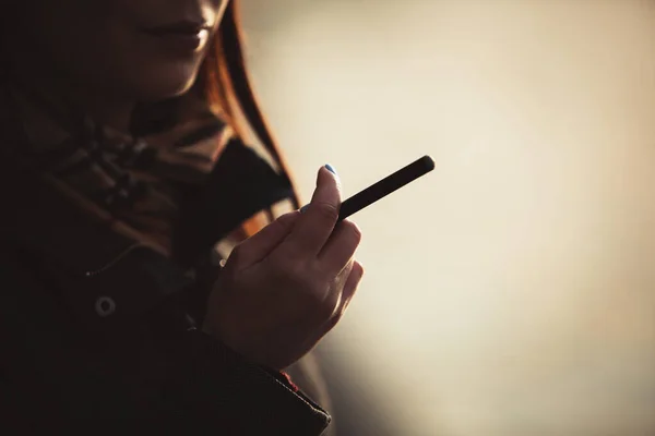 Ung Kvinna Med Cigarett Händerna — Stockfoto