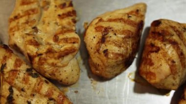 Mutfakta metal tepside ızgara tavuk eti. 