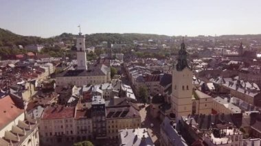 Lviv şehir merkezinin klibi güneşli bir bahar gününde yukarıdan çekildi. Batı Ukrayna 'daki güzel antik kasaba Lviv. Avrupa 'da kültür turizmi için popüler seyahat merkezi 