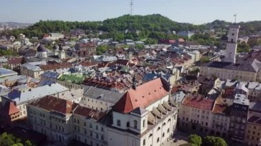 Lviv şehir merkezinin klibi güneşli bir bahar gününde yukarıdan çekildi. Batı Ukrayna 'daki güzel antik kasaba Lviv. Avrupa 'da kültür turizmi için popüler seyahat merkezi 