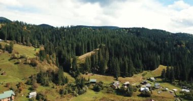 Karpat dağları ve yeşil ormanlarla çevrili küçük dağlık bir kasabanın güzel insansız hava aracı görüntüleri. Batı Ukrayna 'da aktif turizm için seyahat hedefi.