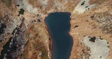 Karpatya dağlarındaki Nesamovyte Gölü 'nün uçan kamerayla çekilmiş hava aracı görüntüleri. Karpatlar 'daki gezginler ve turistler için seyahat yeri. Ukrayna 'daki doğal park