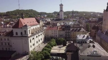 Lviv şehir merkezinin klibi güneşli bir bahar gününde yukarıdan çekildi. Batı Ukrayna 'daki güzel antik kasaba Lviv. Avrupa 'da kültür turizmi için popüler seyahat merkezi 
