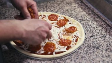 Aşçı mutfakta İtalyan pizzası hazırladı. 