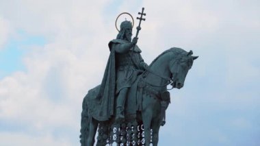 BUDAPEST, HUNGARY - 7 Mayıs 2019: Macaristan 'ın ilk kralı I. Stephen Antik Heykeli, Budapeşte' nin tarihi bölgesinin en önemli turistik beldelerinden biri olan Balıkçı Kalesi yakınlarında yer alan atın üzerinde oturuyor.