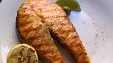 Izgarada pişirilmiş lezzetli somon balığı bifteği ve deniz ürünleri restoranında akşam yemeği. 