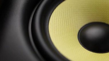 Ses kayıt stüdyosundaki profesyonel müzik hoparlörleri yakın çekimde çekildi. Yüksek kaliteli ipek tweetleyicili stereo monitörler yakın planda çekildi. DJ mağazasından hifi hoparlör sistemi al 