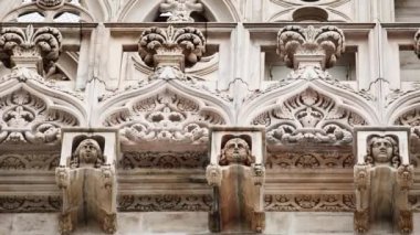 Güzel Duomo di Milano yakından. İtalya 'nın merkezindeki antik katolik kilisesinin dış tasarımı için beyaz mermer taş heykeller ve heykeller. Detaylı Gotik mimari biçimi