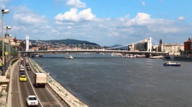 BUDAPEST, HUNGARY - 7 Mayıs 2019: Tuna Nehri 'ndeki yol trafiği ve su taşımacılığı ilkbahar mevsiminde Budapeşte şehir merkezinde çekildi 