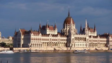 BUDAPEST, HUNGARY - 7 Mayıs 2019: Bahar mevsiminde çekilen Macar Parlamentosu. Turist yolcu gemisi Budapeşte 'nin tarihi merkezindeki Tuna Nehri' nden geçiyor